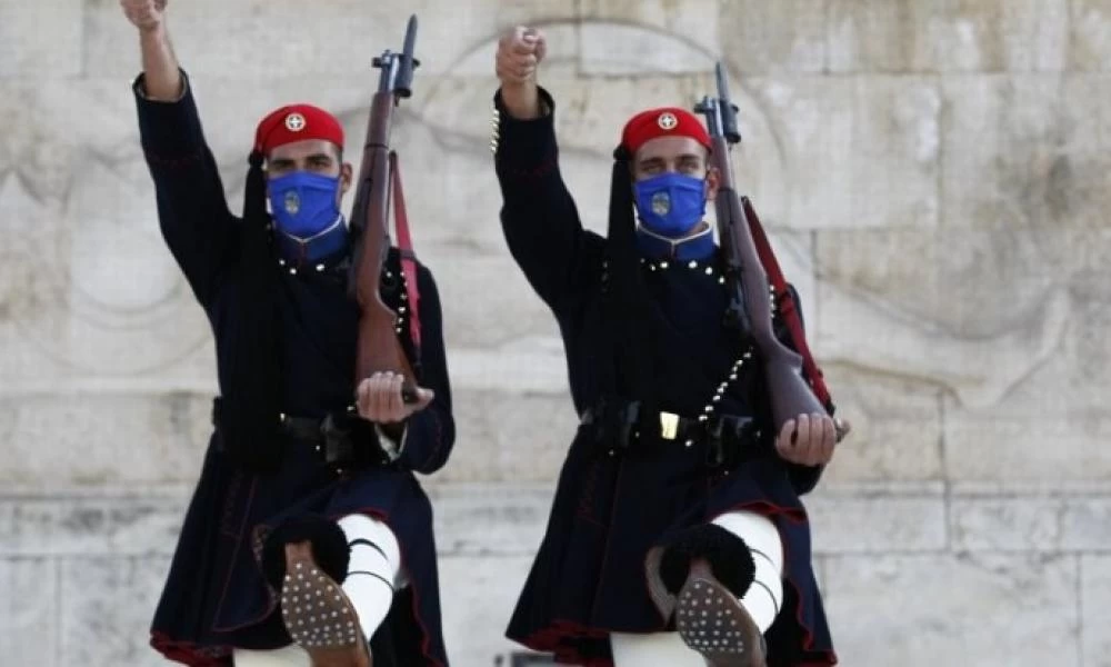 Φόρεσαν μάσκες στους εύζωνες της Προεδρικής Φρουράς!